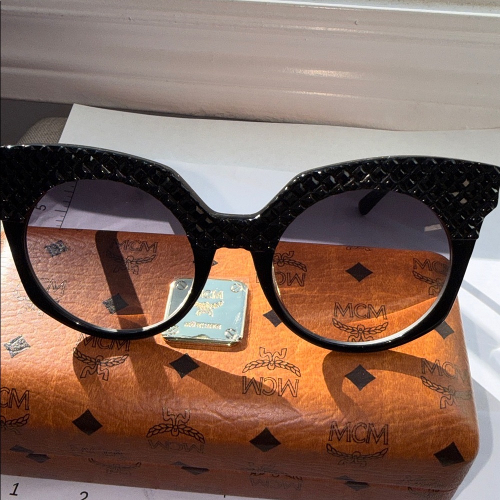 MCM NWT Authentic Women's Cat Eye 52mm Acetate Frame Sunglasses Black - Picture 6 of 10